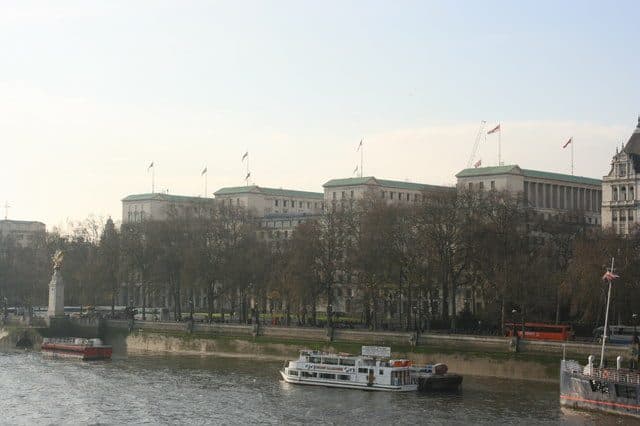 UK Ministry of Defence building — φωτογραφία αρχείου · N Chadwick / CC BY-SA 2.0, μέσω Wikimedia Commons