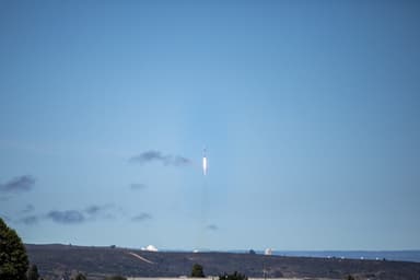 SpaceX: ντεμπούτο στο Nasdaq με αποτίμηση ~2,3 τρισ. δολ. και άλμα μετοχής ~30% — ο Μασκ ο πρώτος τρισεκατομμυριούχος, σύμφωνα με το Bloomberg