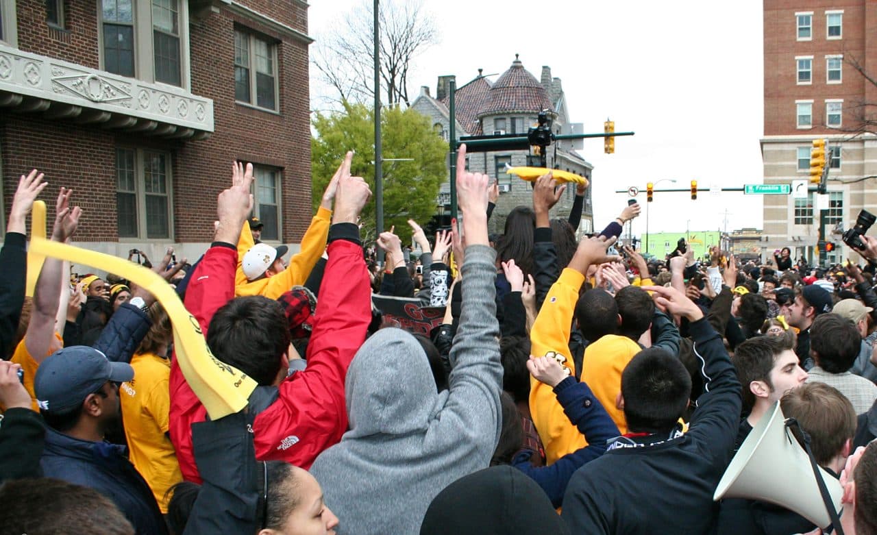 basketball fans celebrating — φωτογραφία αρχείου · William Fisher, Fire at Will Photography / CC BY-SA 2.0, μέσω Wikimedia Commons