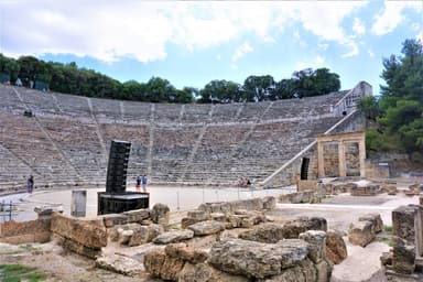 Αρχαίο Στάδιο Επιδαύρου: για πρώτη φορά παραστάσεις στα μεσάνυχτα — δύο προγράμματα ξεκινούν στις 23:59