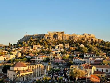 Ρεκόρ επιβατικής κίνησης στην Αθήνα το καλοκαίρι: τι δείχνουν αεροδρόμιο, Airbnb και ξενοδοχεία για μια πόλη που δεν αδειάζει