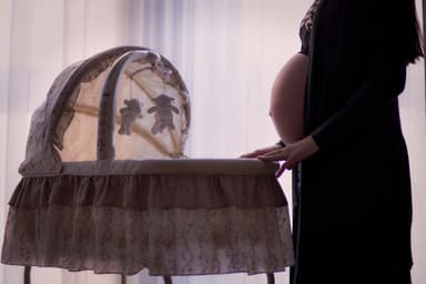 Δημογραφικό «δύο ταχυτήτων»: εκατοντάδες περιοχές της Ελλάδας χωρίς ούτε ένα νεογέννητο το 2026