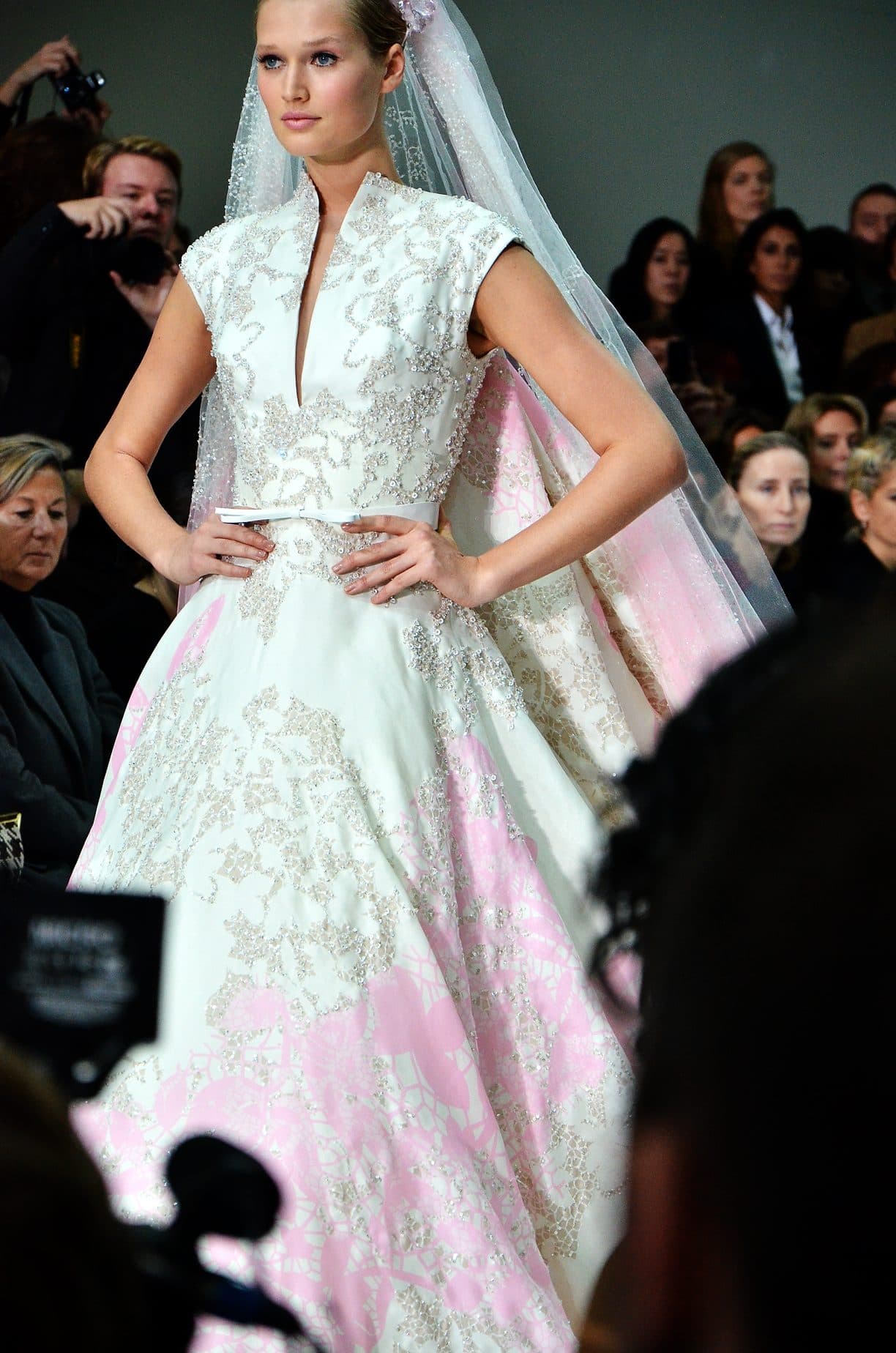 haute couture wedding dress — φωτογραφία αρχείου · CHRISTOPHER MACSURAK from Chicago, USA / CC BY 2.0, μέσω Wikimedia Commons