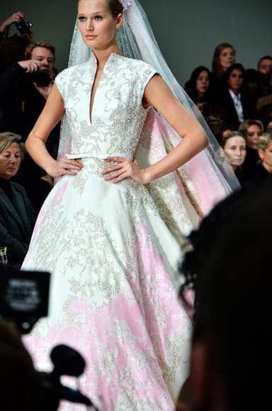 Dua Lipa και Κάλουμ Τέρνερ: Το haute couture νυφικό Chanel που έγραψε ιστορία στη Σικελία