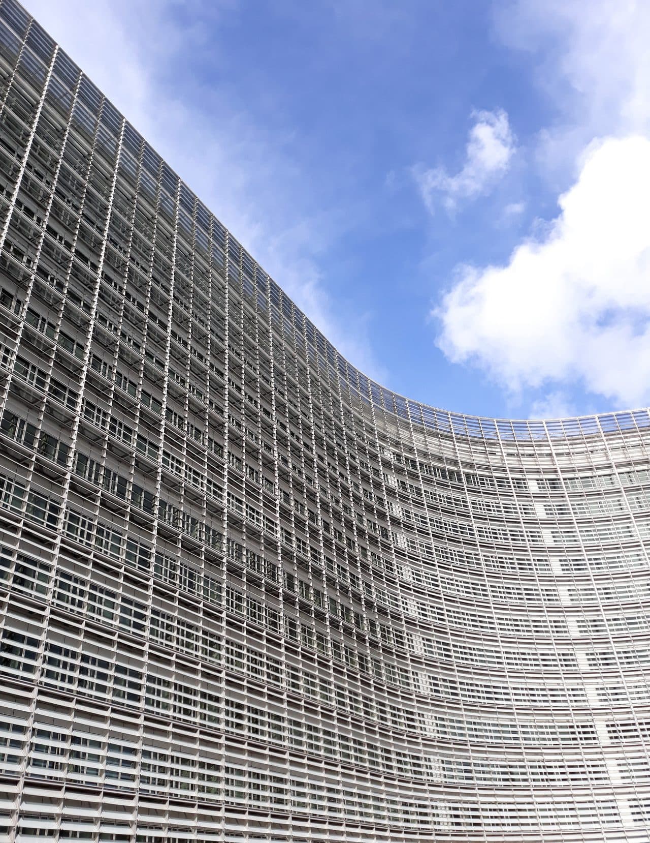 Το κτίριο της Ευρωπαϊκής Επιτροπής (Berlaymont), Βρυξέλλες —. — φωτογραφία αρχείου · acediscovery / CC BY 4.0, μέσω Wikimedia Commons