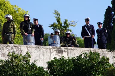 Δυτική Αττική: Εξάρθρωση κυκλώματος τηλεφωνικών απατών — επτά συλλήψεις και λεία άνω των 3 εκατ. ευρώ