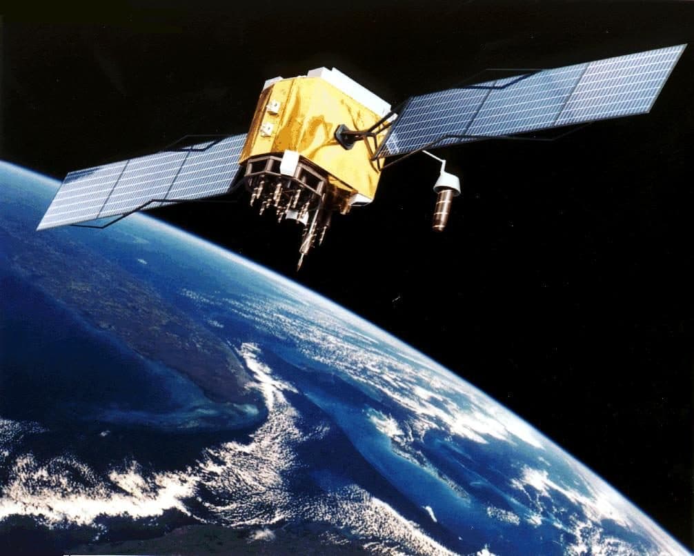 GPS satellite orbit — φωτογραφία αρχείου · NASA / Public domain, μέσω Wikimedia Commons