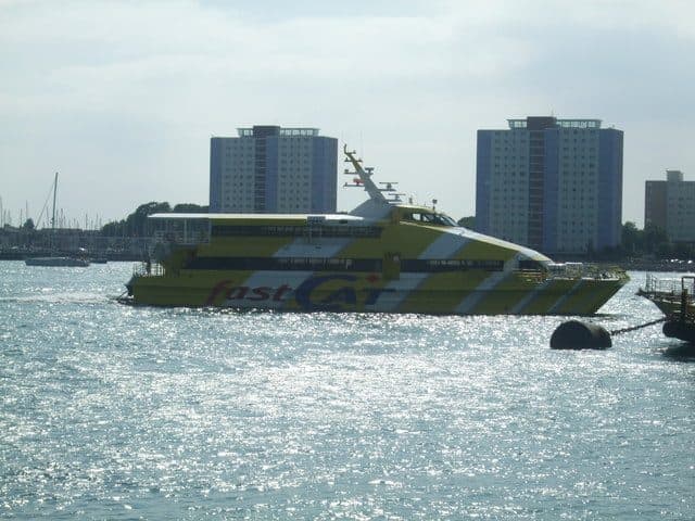 catamaran ferry harbour — φωτογραφία αρχείου · Rib / CC BY-SA 2.0, μέσω Wikimedia Commons