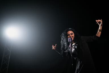 Η Μαντόνα έκλεψε το βλέμμα στο show του Saint Laurent μέσα στον καύσωνα του Παρισιού