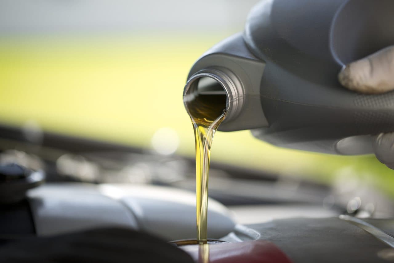 Motor Oil — φωτογραφία αρχείου · SIGAUS / CC BY-SA 4.0, μέσω Wikimedia Commons