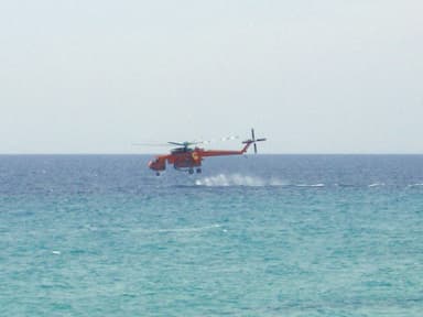 Από την Αιτωλοακαρνανία ως τη Λέσβο: πέντε πυρκαγιές με εναέρια μέσα και τρία μηνύματα 112 σε μία μέρα