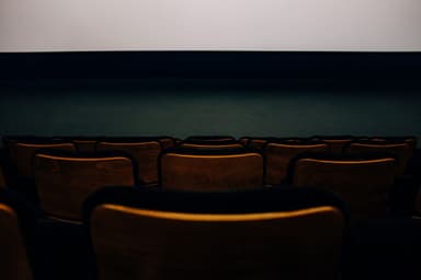 «Πώς κατοικώ»: η παράσταση της Αρίστης Τσέλου φέρνει τη στεγαστική κρίση στη σκηνή του Φεστιβάλ Αθηνών