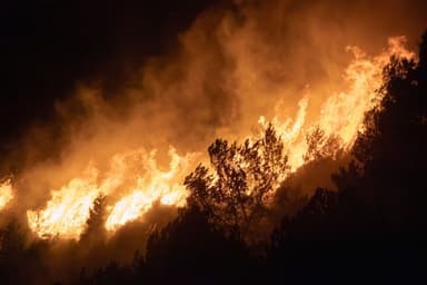 Πύρινα μέτωπα σε Εύβοια και Κορινθία: εκκένωση δύο οικισμών στην Κάρυστο υπό ισχυρούς ανέμους